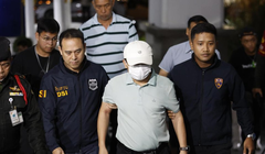 Tổng giám đốc Tổng Công ty Đường sắt số 10 Trung Quốc (chi nhánh Thái Lan) bị các nhân viên DSI bắt hôm 19/4. Ảnh: EPA.