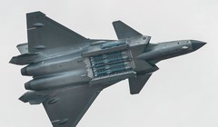 Tiêm kích tàng hình J-20 với 4 tên lửa PL-15 trong khoang vũ khí. Ảnh: Wiki.
