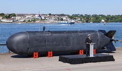 Chuẩn đô đốc James Parkins phát biểu ra mắt tàu ngầm Excalibur. Ảnh: Chinatimes.