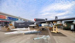 Máy bay không người lái Cửu Thiên và những vũ khí mang dưới cánh. Ảnh: Zhihu.