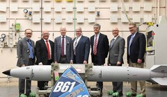 Các quan chức Mỹ chụp ảnh lưu niệm bên quả bom B61-13 đầu tiên được lắp ráp hoàn tất. Ảnh: LTN.