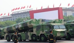 Xe chở kiêm bệ phóng tên lửa DF-100 xuất hiện tại cuộc duyệt binh ngày 1/10/2019. Ảnh: Zhihu.