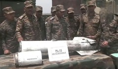 Binh sĩ Ấn Độ xem xét một số bộ phận còn khá nguyên vẹn của tên lửa PL-15E. Ảnh: NetEase.