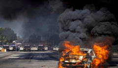 Biểu tình phát triển thành bạo loạn trên đường phố Los Angeles. Ảnh: AFP.