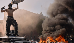 Biểu tình chống thực thi Luật di trú ở Los Angeles đã diễn biến thành bạo động. Ảnh: AFP.