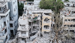 Cảnh đổ nát tại thủ đô Tel Aviv do tên lửa Iran gây ra đêm 15/6. Ảnh: Reuters.