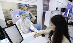 Robot Đông y thay thế các thầy lang bắt mạch kê đơn. Ảnh: VCG.