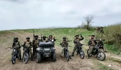 Lính Nga cơ động bằng mô tô và xe địa hình. Ảnh: QQnews.