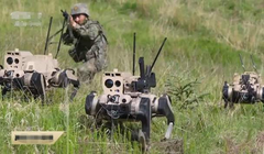 Hình ảnh binh sĩ cùng chó robot và xe chiến đấu không người lái tấn công phát trên CCTV. Ảnh: QQnews.