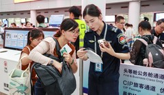 Nhân viên an ninh sân bay kiểm tra cục sạc dự phòng của hành khách. Ảnh: Sohu.