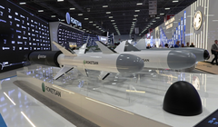 Đạn tên lửa Akata phóng từ tàu ngầm được trưng bày tại IDEF 2025. Ảnh: Edrmagazine.