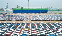 6 tháng đầu năm 2025, Trung Quốc đã xuất khẩu 3,38 triệu xe ô tô, tăng 18%. Ảnh chụp các xe ô tô tập kết chờ xuống tàu vượt biển. Ảnh: Xinhua.