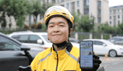 Shipper nhận thông báo thưởng tiền vì không vi phạm luật giao thông. Ảnh: Singtao.