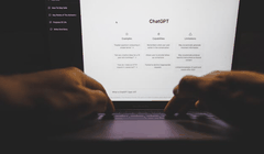 Quá sùng bái và tin tưởng AI trong một số trường hợp có thể gây hại. Ảnh: Singtao.