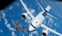 Một chiếc E-7 và chiếc F-35 của Không quân Mỹ. Ảnh: 6park.