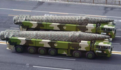 Tại cuộc tổng duyệt, tên lửa bị che này được đồn đoán là DF-27. Ảnh: Chinatimes.