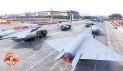 Đội hình UAV diễu qua Quảng trường Thiên An Môn. Hai chiếc phía sau là loại "UAV chiếm ưu thế trên không". Ảnh: Sohu.