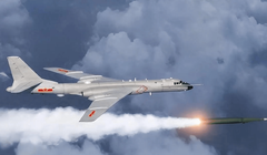 Máy bay H-6N phóng tên lửa Jinglei-1. Ảnh: 6park.