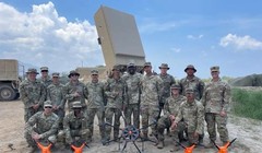 Các UAV bị bắn hạ trong cuộc thử nghiệm cùng các binh sĩ và hệ thống “Leonidas HPM”. Ảnh: Epirus.