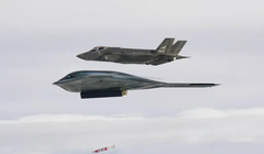 Máy bay ném bom chiến lược B-2A thử nghiệm thả bom Quicksink trên vùng biển Na Uy. Ảnh: TMZ.