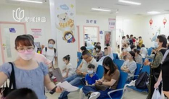 Bệnh viện Nhi Bắc Kinh đông nghịt bệnh nhân nghi nhiễm RSV chờ khám. Ảnh: Toutiao.