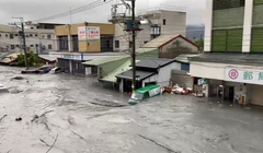 Nước lũ tràn vào thị trấn Quang Phục sau khi hồ chứa bị vỡ. Ảnh: CNA.