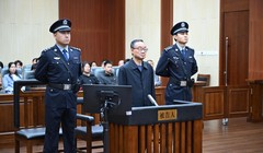 Bị cáo Đường Nhân Kiện nghe Tòa án thành phố Trường Xuân tuyên phạt mức án tử hình hoãn thi hành 2 năm. Ảnh: Xinhua.