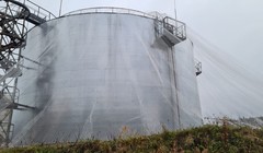 Lưới bảo vệ bồn xăng dầu của Nga. Ảnh: Reuters.