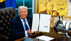 Tổng thống Mỹ Trump ký sắc lệnh phát hành Thẻ vàng Trump với giá 1 triệu USD. Ảnh: Getty.