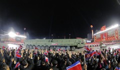 Tên lửa liên lục địa mới Hwasong-20 lần đầu tiên ra mắt trong cuộc duyệt binh tối 10/10. Ảnh: KCNA.