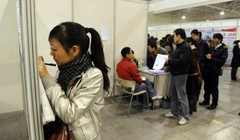 Số người tìm việc đông khiến dịch vụ lừa đảo tìm việc có cơ hội tồn tại và phát triển. Ảnh: Getty.