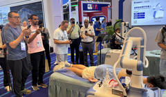 Khách quốc tế xếp hàng chờ trải nghiệm trên robot trị liệu. Ảnh: Nfnews.