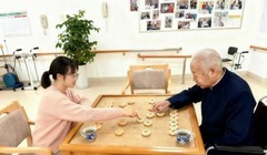 Giới trẻ thuê phòng sống trong viện dưỡng lão đang là trào lưu mới lạ ở Trung Quốc. Ảnh: Sina.