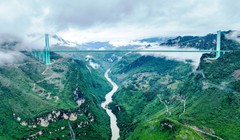 Cầu Hoa Giang cao nhất thế giới khoảng cách từ mặt sông tới mặt cầu là 625m. Ảnh: Xinhua.