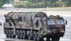 Xe chở kiêm bệ phóng tên lửa Huynmoo-VND. Ảnh: Yonhap.