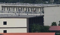 Các thiết bị ăng-ten Starlink nhiều như nấm trên mái nhà khu "KK Park" ở biên giới Myanmar - Thái Lan. Ảnh: AFP.