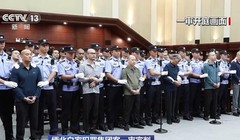 Các bị cáo trong vụ án gia tộc Bạch Sở Thành nghe tuyên án. Ảnh: CCTV.