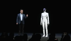 Ông Hà Tiểu Bằng giới thiệu robot AI IRON tại Ngày công nghệ AI XPeng. Ảnh: Worldjournal.