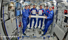 Các phi hành gia hai tàu bàn giao nhiệm vụ hôm 4/11 trên trạm Thiên Cung. Ảnh: CCTV.