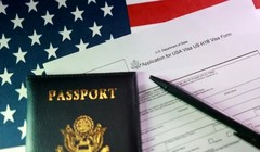 Chỉ thị mới của Bộ Ngoại giao chặn con đường nhập cư Mỹ của số lượng lớn người nước ngoài muốn có thẻ xanh Mỹ. Ảnh: Reuters.