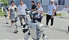 Thị trường cho thuê robot hình người từng rất sôi động, giá thuê đắt, thu hồi vốn nhanh. Ảnh: Sina.