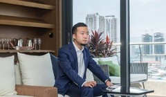 Chen Zhi trong văn phòng ở Campuchia. Ảnh: Thời báo Campuchia -Trung Quốc.