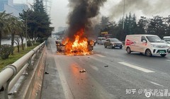 Xe Xiaomi SU7 bị cháy trên đường cao tốc Đồng Lăng hôm 29/3/2025 khiến 3 người chết trong xe. Ảnh: Zhihu.