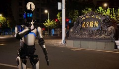 Robot Viễn Chinh A2 đi qua cầu đường bộ Vũ Ninh ở Thượng Hải. Ảnh: Qbitai.