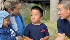 Sức khỏe Oliver Chu (giữa) đang tiến triển rất tốt sau 1 năm điều trị. Ảnh: Yahoo!