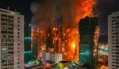 Lửa bao trùm mấy tòa nhà liền nhau. Ảnh: HK01.