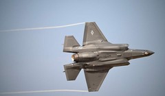 Một chiếc tiêm kích F-35 “Lightning II” do Lockheed Martin sản xuất bay biểu diễn tại Triển lãm Hàng không Dubai ngày 17/11. Ảnh AFP.