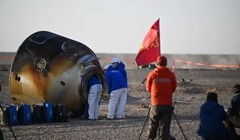 Ngày 14/11, khoang trở về của tàu Thần Châu 21 mang theo 3 phi hành gia của tàu Thần Châu 20 đã hạ cánh an toàn xuống sa mạc Nội Mông. Ảnh: Xinhua.