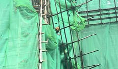 Loại lưới chắn đang được sử dụng tại tất cả các công trình xây dựng ở Hồng Kông sẽ phải dỡ bỏ trước ngày 6/12. Ảnh: RTHK.