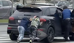 Khi không gọi được cứu hộ thì đây là cách để siêu xe di chuyển được. Ảnh: Sina. 